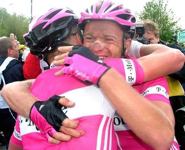 Alexandre Vinokourov is congratulated