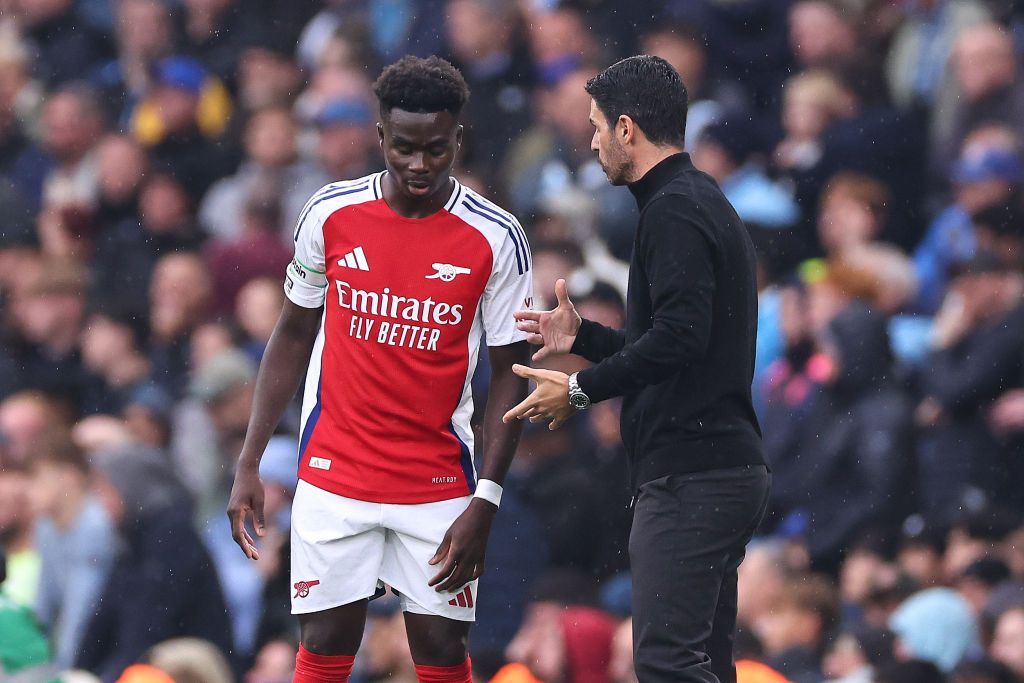 MANCHESTER, ENGLAND - SEPTEMBER 22: Bukayo Saka of Arsenal is instructed by Mikel Arteta manager / head coach of Arsenal during the Premier League match between Manchester City FC and Arsenal FC at Etihad Stadium on September 22, 2024 in Manchester, England. (Photo by Robbie Jay Barratt - AMA/Getty Images)