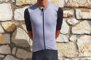Male cyclist wearing the Invani reversible short sleeved jersey