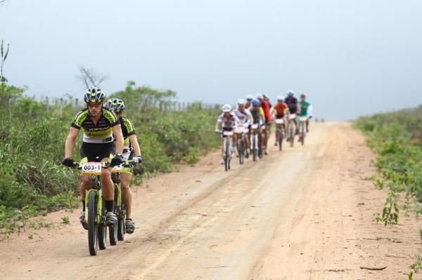 Jeff Kerkove and Sonya Looney take a flyer en route to second on the stage.