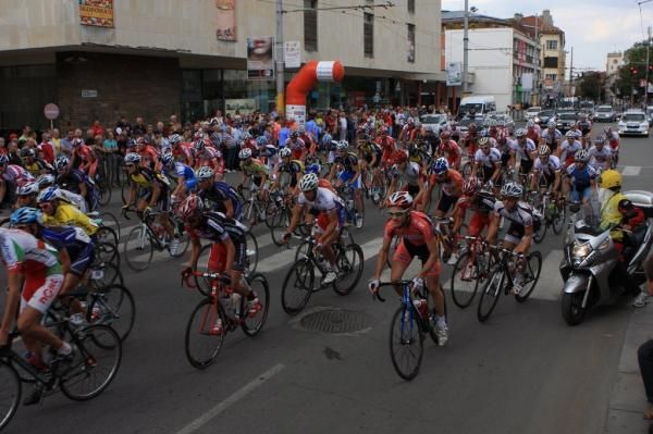 The riders set off for stage 4