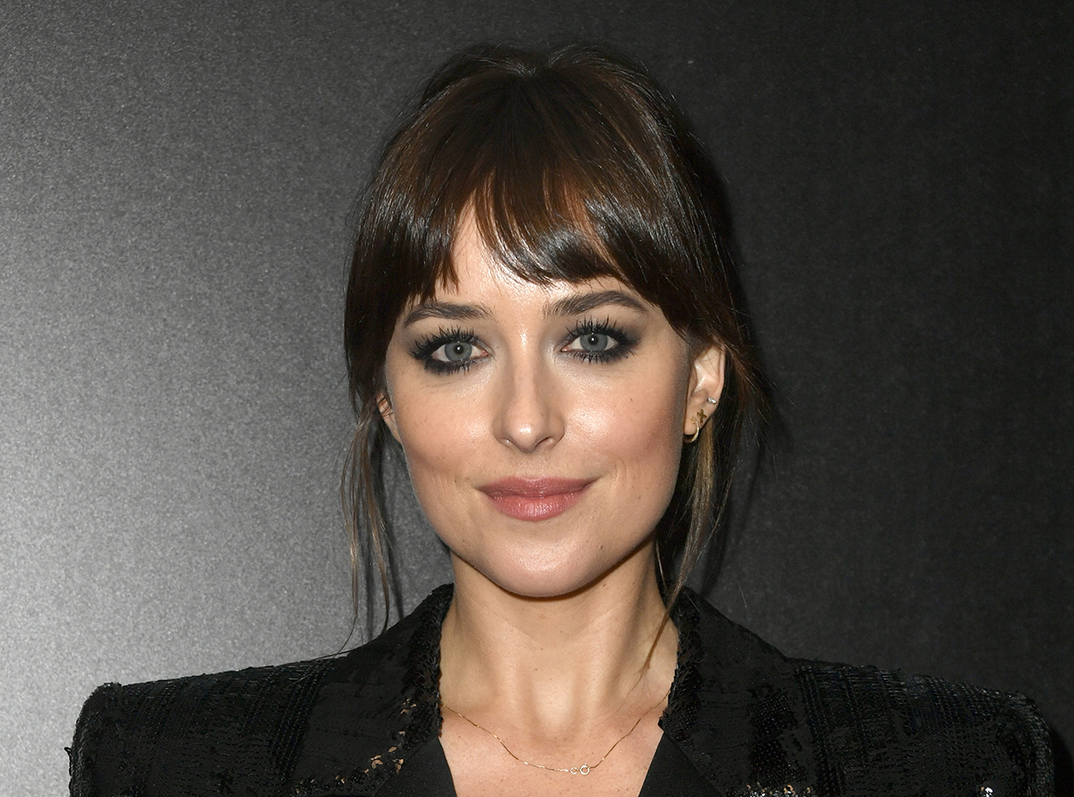 La estrella de Persuasion Dakota Johnson viaja al Reino Unido para interpretar a Anne Elliott.