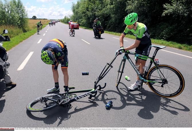Bauke Mollema (Belkin) and Ion Izagirre (Movistar) crash during stage 4