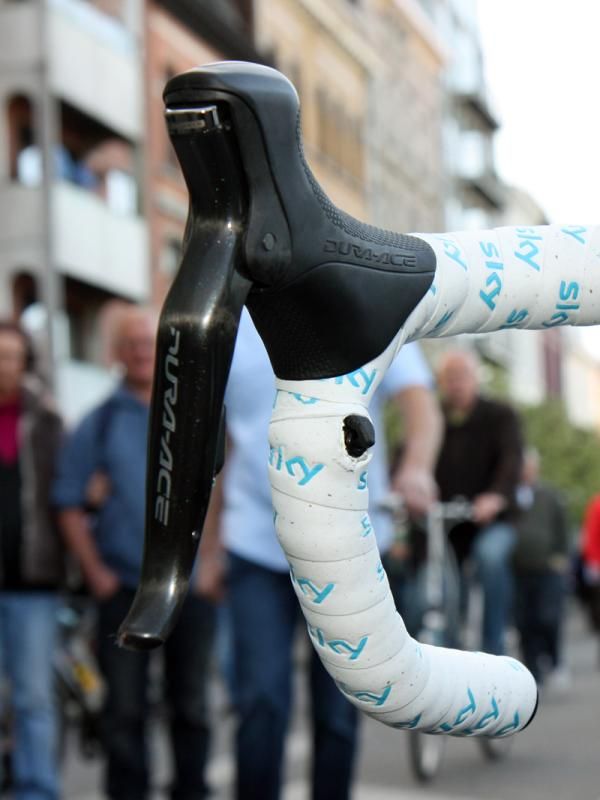 Shimano Dura-Ace Di2 sprint shifters are fitted to the drops of Edvald Boasson Hagen's (Sky) Deda handlebars.