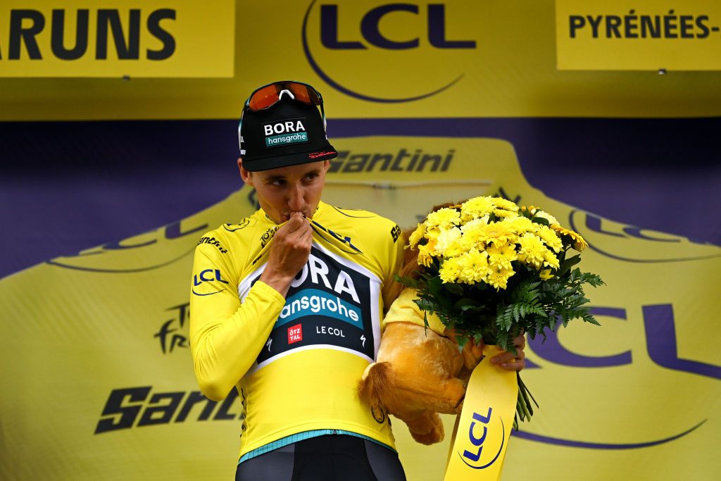LARUNS FRANCE JULY 05 Jai Hindley of Australia and Team BORAHansgrohe kisses the Yellow leader jersey at podium during the stage five of the 110th Tour de France 2023 a 1627km stage from Pau to Laruns UCIWT on July 05 2023 in Laruns France Photo by David RamosGetty Images