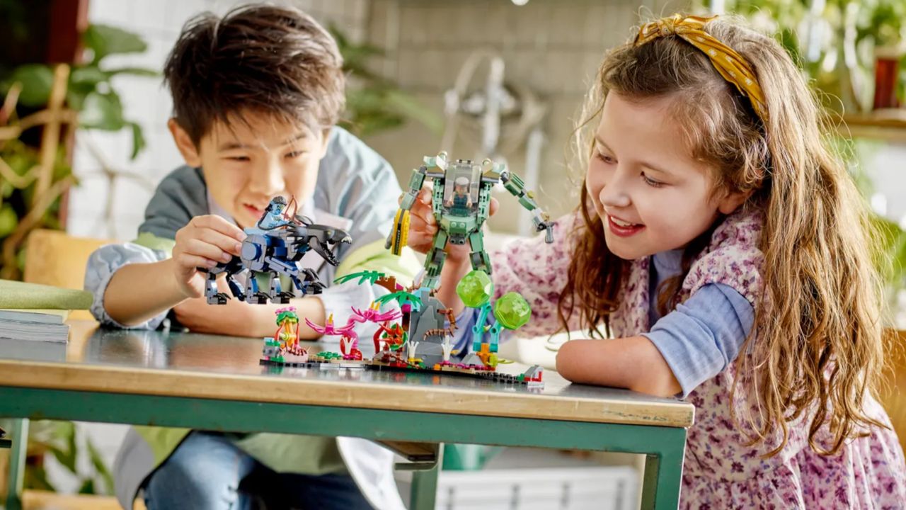 LEGO Neytiri &amp; Thanator vs. AMP Suit Quaritch being played with