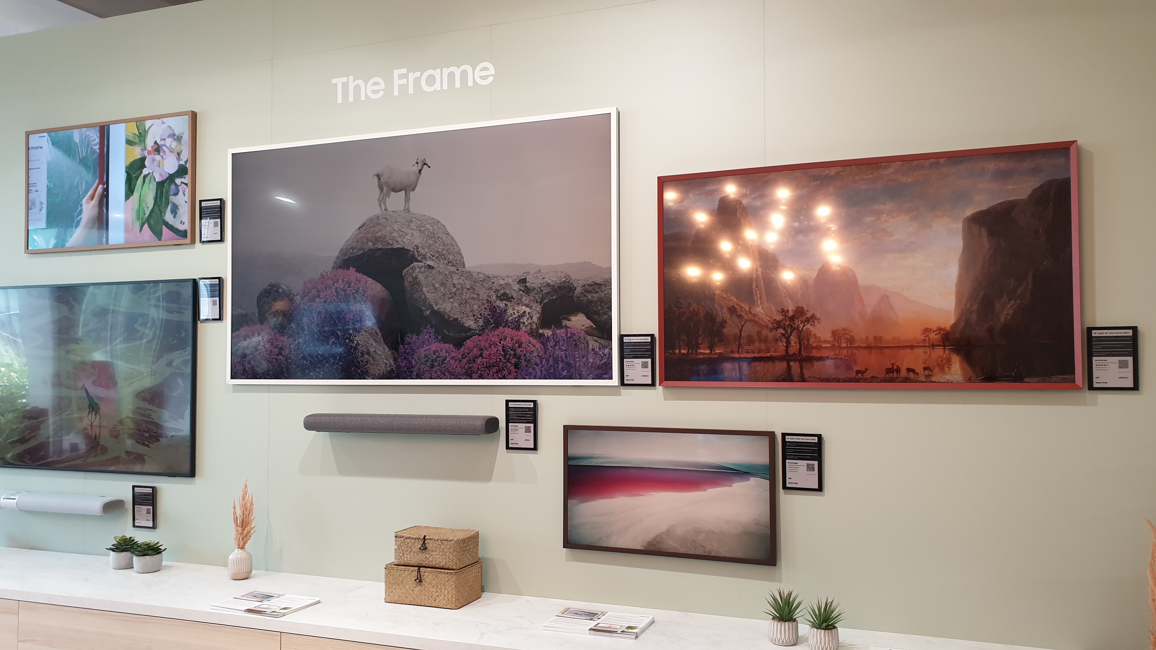 Mehrere The Frame TVs an der Wand