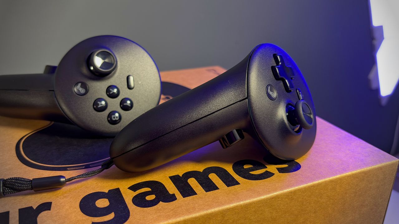 The left and right Steam Frame controllers on the Steam Frame box.