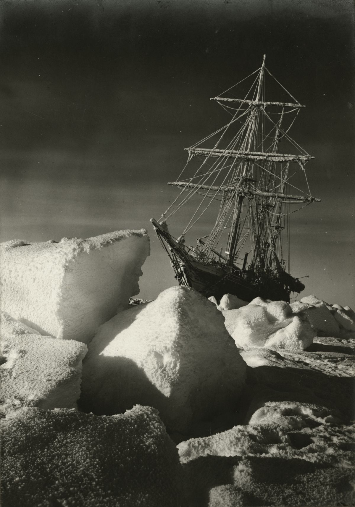 The return of the sun over the trapped &#039;Endurance&#039; during the Imperial Trans-Antarctic Expedition, 1914-17, led by Ernest Shackleton