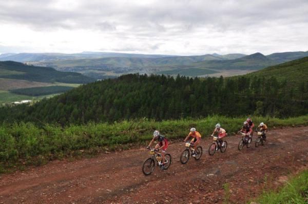 The leaders climb the hills of Sabie.