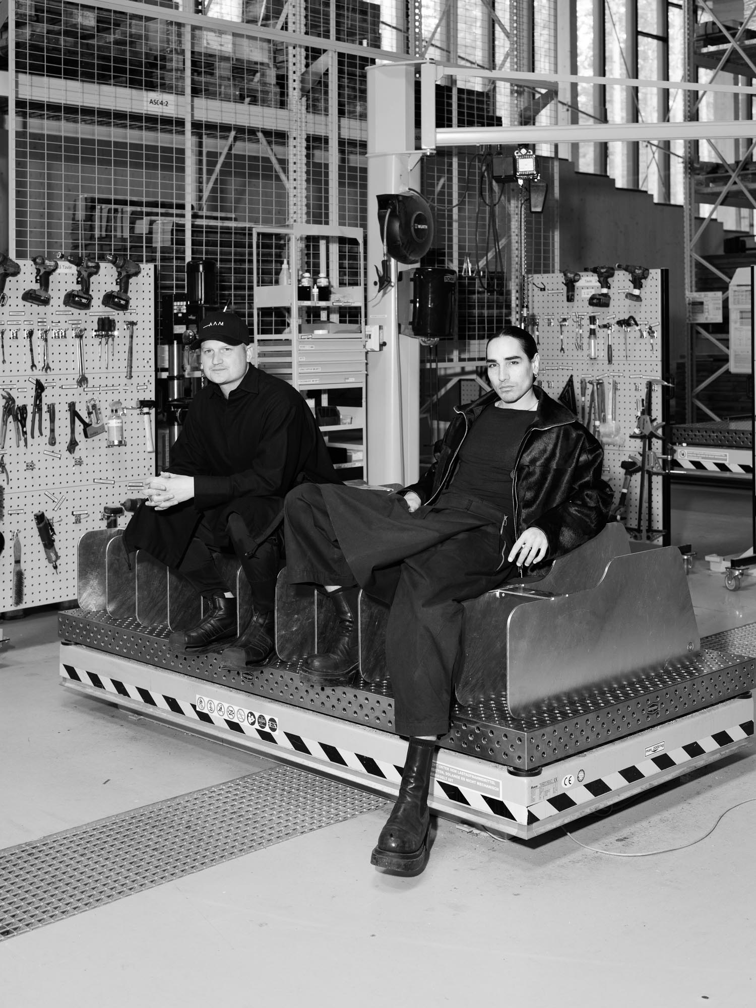 سوف يجلب أثاث Vestre Neo-brutalist "القليل من الجنون" إلى أسبوع الموضة في باريس 4 جلفن الفولاذ والأخشاب في وضع المصنع