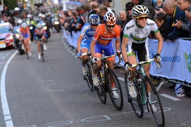 Rachel Neylan (Asutralia) leads Marianne Vos (Netherlands) on the last lap of the 2012 Worlds