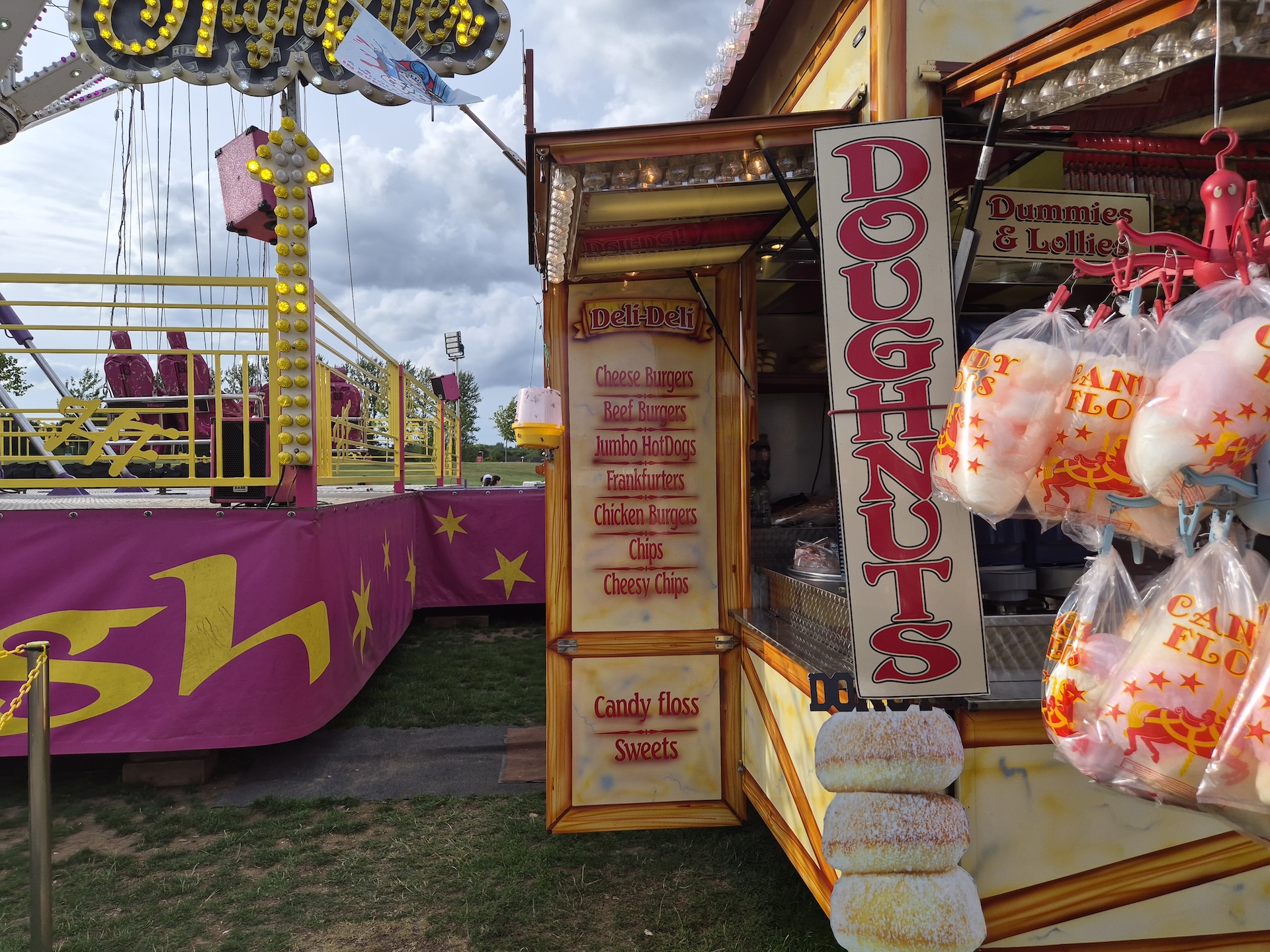Camera Sample of a funfair captured on the Galaxy Z Flip 7 FE 