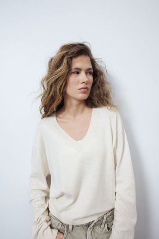 Fine knit sweater with V-neck