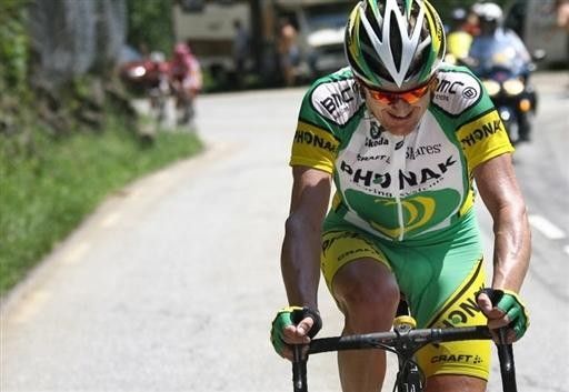 Floyd Landis (Phonak) leaves Kloden and Sastre behind on the Saisies