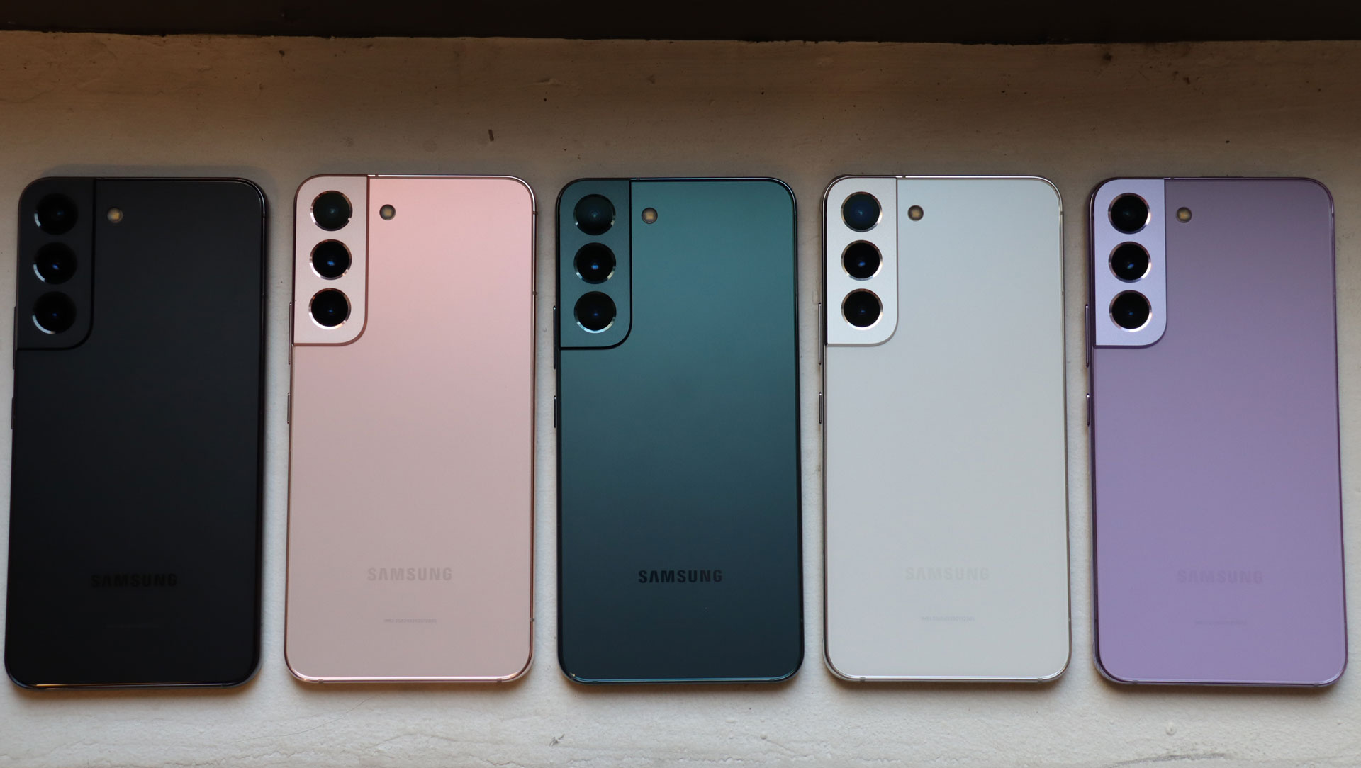 El nuevo Samsung Galaxy S22 Bora Purple está en el extremo derecho.