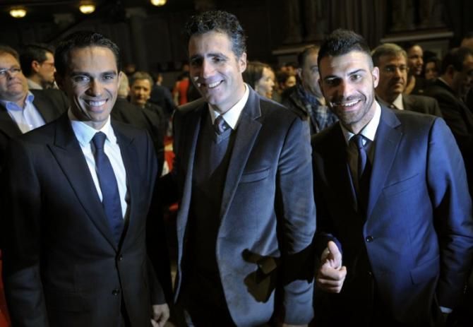 The Vuelta 2012's winner, Spanish cyclist Alberto Contador, former cyclists Miguel Indurain and Oscar Pereiro pose during the presentation of the 68th Vuelta a Espana