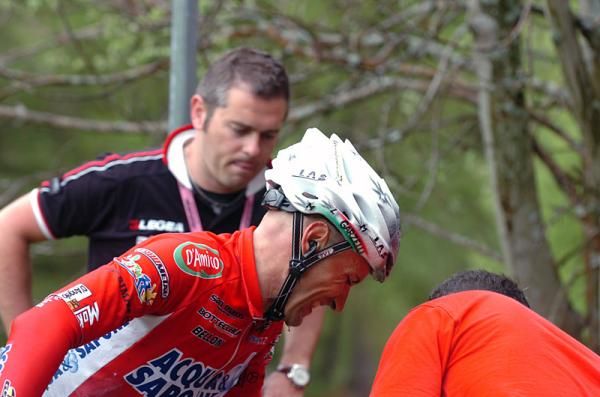 Stefano Garzelli (Acqua &amp; Sapone) regroups after crashing on the Mortirolo descent.