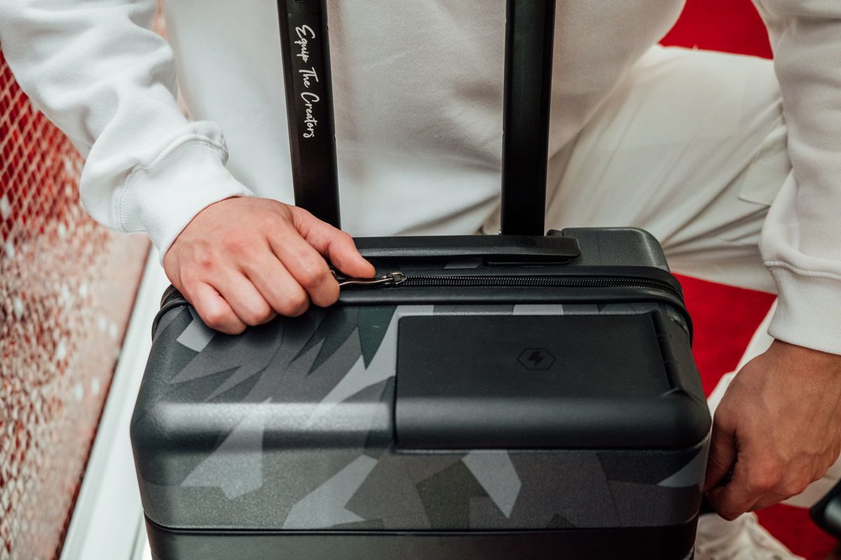 HEX Wireless CarryOn Suitcase on Kickstarter now iMore
