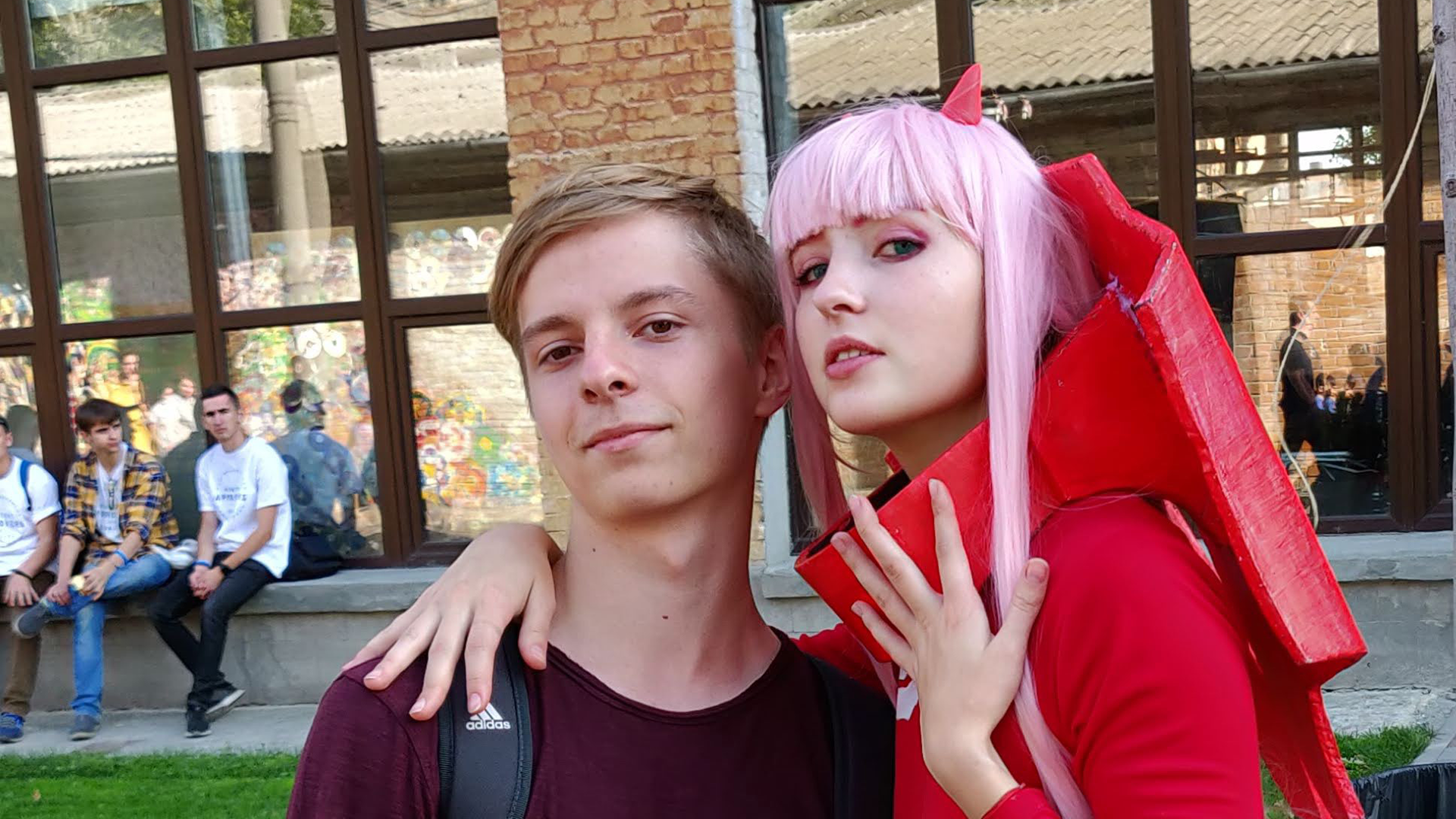 نیکیتا (چپ) و یک بازیکن ناشناس (راست) در Comic-Con 2018 در کیف.