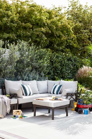 garden table ideas: outdoor sofa and coffee table