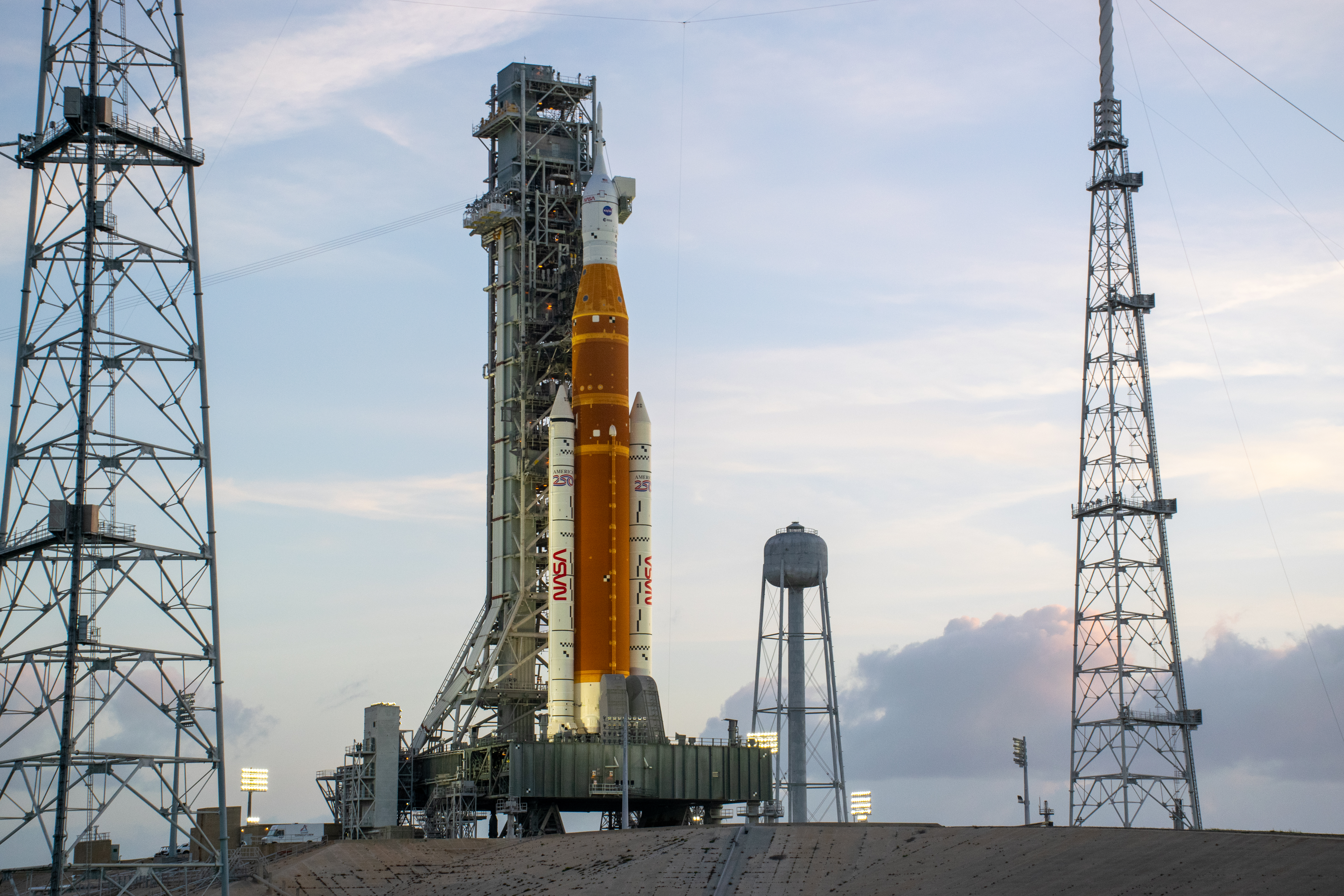 صاروخ برتقالي على منصة الإطلاق.