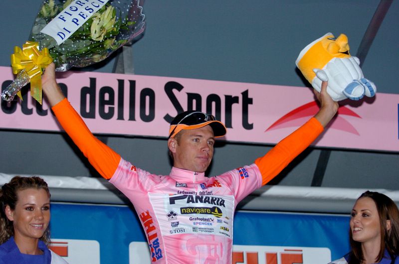 Brett Lancaster with the first maglia rosa of the 2005 Giro following his prologue success