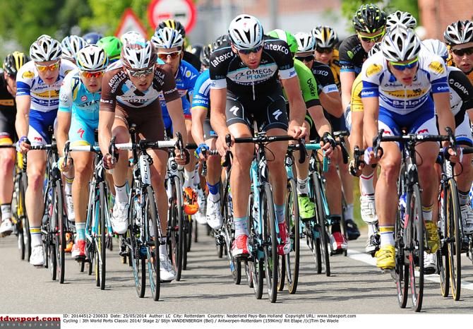 The peloton heads toward the Stage 2 finish line in Rotterdam