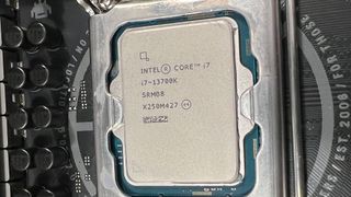 Een Intel Core i7-13700K geplaatst in een moederbord