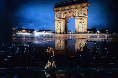 Celine Dion sings Edith Piaf in honor of Paris at the 2015 American Music Awards