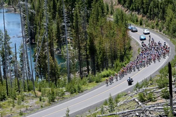 The men round Elk Lake to close in on the finish.