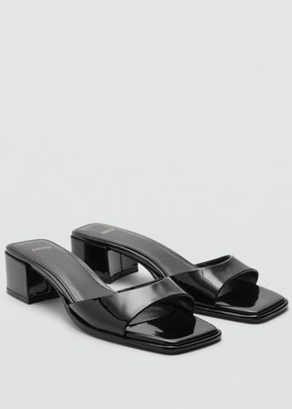 Mango-Sandalen aus schwarzem Lackleder mit Blockabsatz 