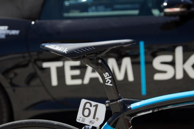 A Dogma2 seatpost holds his rather standard fi'zi:k Arione carbon braided saddle