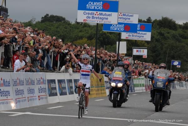 Emma Pooley celebrates her victorry at the GP de Plouay-Bretagne