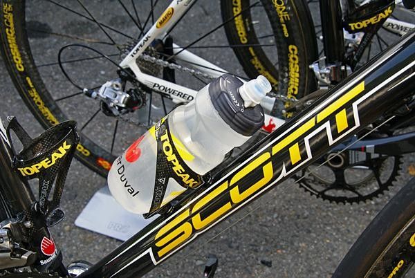 Camelbak bottles debut in the ProTour aboard the bikes of Saunier Duval-Scott.