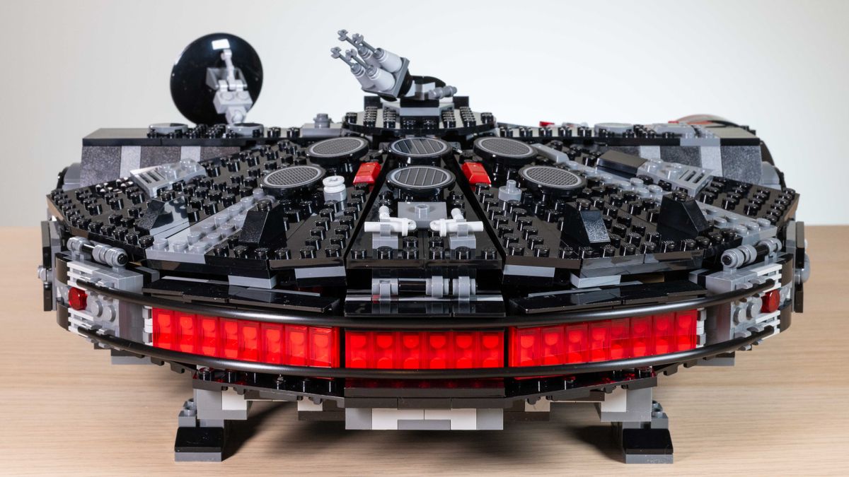 Lego Star Wars The Dark Falcon (75389) rear