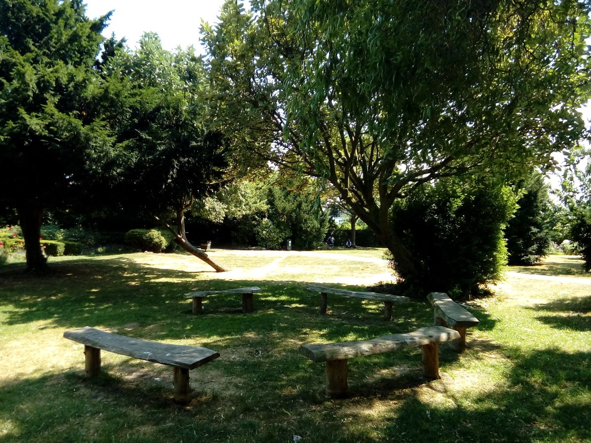 Color here is decent for a low-end camera, but dynamic range is bad.