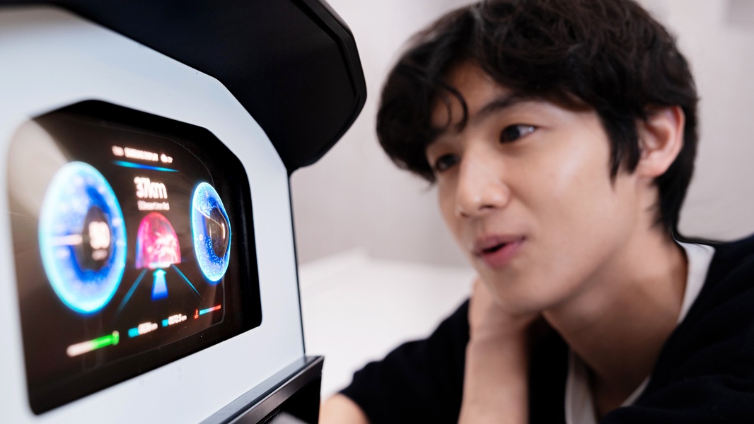 Samsung Display showcased a stretchable speedometer screen for cars, which would "transform" when certain conditions are met.
