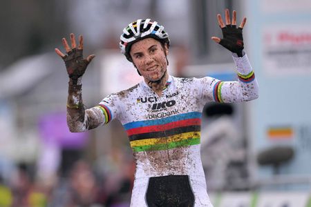 Sanne Cant wins the 2019 Belgian national cyclo-cross title.