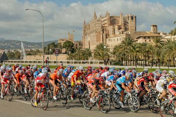 The riders pass one last time by the Cathedral of Palma de Mallorca, founded in 1221 by King James I of Aragon