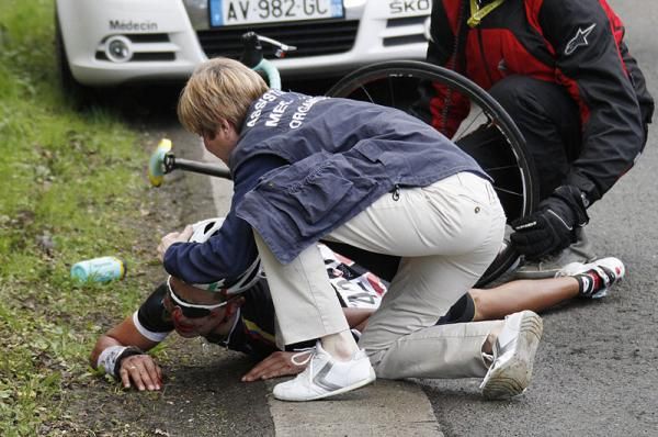 Robinson Eduardo Chalpud (Colombia - Coldeportes) gets medical attention after a frightening crash