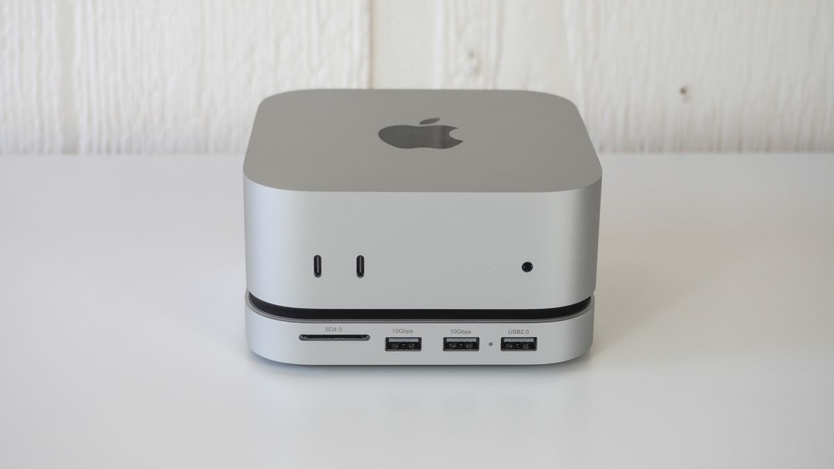 The Mac mini M4 on a table with Satechi&#039;s new USB-C hub and stand underneath it