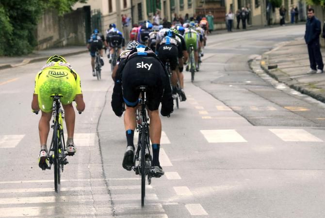 Wiggins on the bac on the group on the technical descent on Stage 9