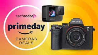 Sony A7 II et caméra GoPro à côté d'un logo TechRadar Prime Day