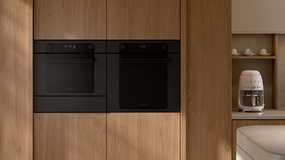 Hornos Musa de Smeg instalados en una cocina de color neutro