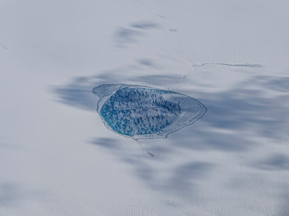 Un lac supraglaciar care se topește deasupra calotei de gheață groenlandeze.