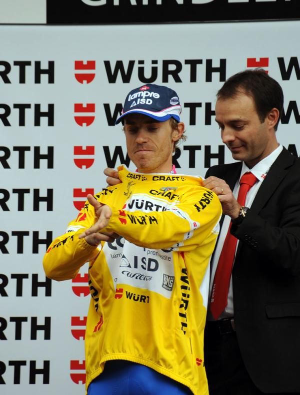 Cunego pulls on the yellow jersey