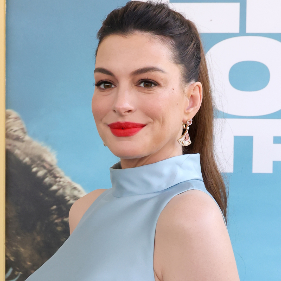 Anne Hathaway styled the red and blue color combination trend with a maternity jeans red carpet look