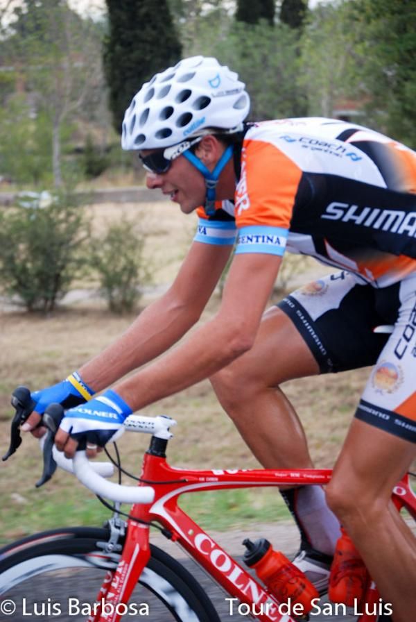 Emmanuel Guevara (San Luis Somos Todos) on the attack.