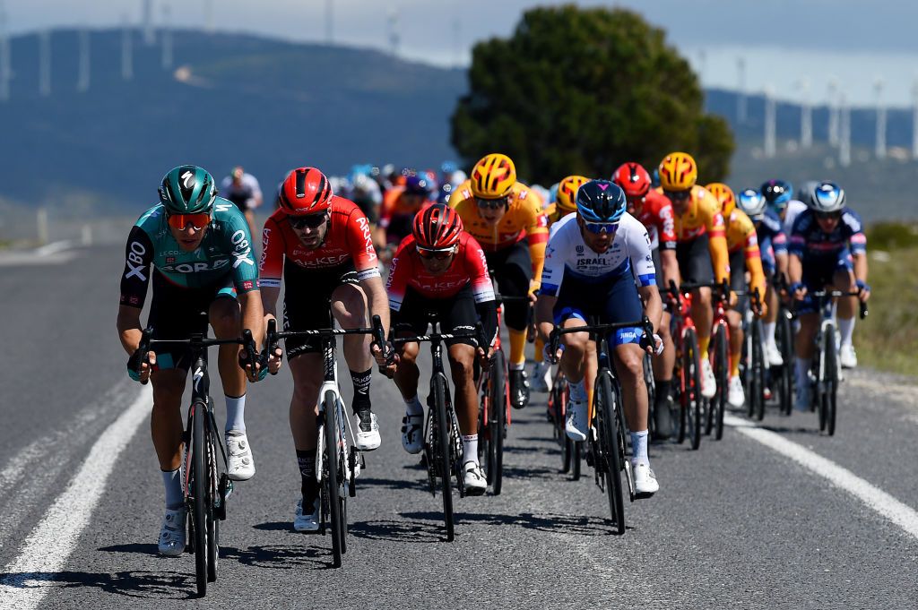 Nairo Quintana joined the echelons but crashed in the final kilometres of stage 2 of the Tour of Turkey